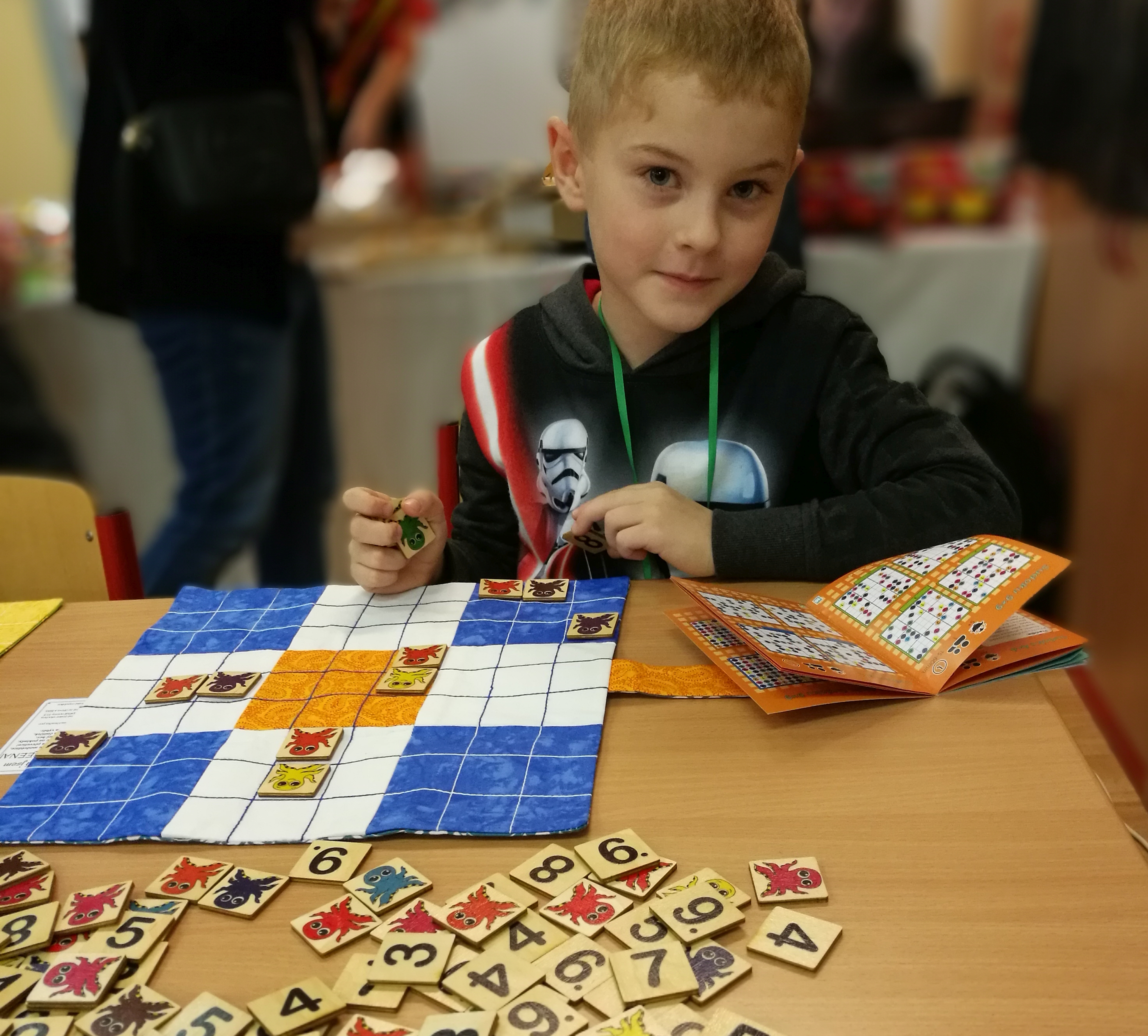 Logická hra QUADREENA, která je kombinací obrázkového a číselného sudoku. Vhodné pro předškolní a mladší školní věk.